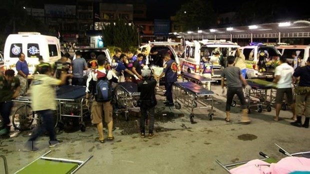 Lực lượng cứu hộ chuyển thi thể các nạn nhân tại hiện trường vụ tấn công ở tỉnh Yala, miền Nam Thái Lan đêm 5/11/2019. (Nguồn: Reuters/TTXVN)