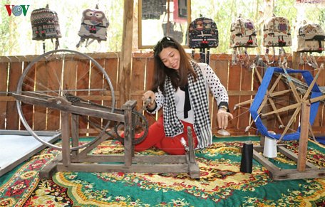 Du khách trải nghiệm với nghề dệt thổ cẩm truyền thống.