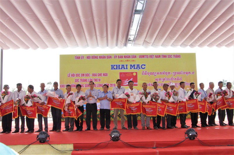 Lãnh đạo tỉnh Sóc Trăng trao cờ lưu niệm cho các đội ghe Ngo.