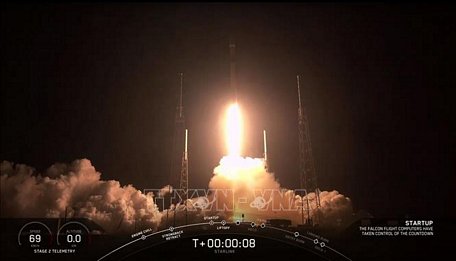 Tên lửa Falcon 9 mang theo 60 vệ tinh trong dự án Starlink của SpaceX rời bệ phóng ở bang Florida, Mỹ ngày 23/5/2019. Ảnh: AFP/TTXVN