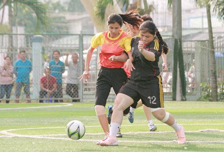 Pha tranh bóng trong trận chung kết bóng đá nữ, Tân Hội (áo sáng màu) thắng Tân Ngãi từ chấm luân lưu 6m.