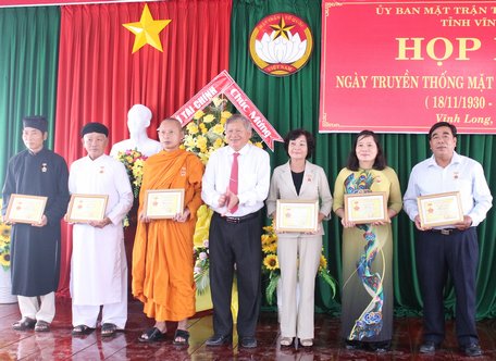Ông Lê Quang Đạo- Ủy viên Thường vụ Tỉnh ủy, Chủ tịch UBMTTQ Việt Nam tỉnh trao kỷ niệm chương “Vì sự nghiệp đại đoàn kết dân tộc” cho các cá nhân tiêu biểu