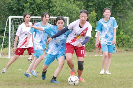 Pha tranh bóng của Nguyễn Thị Tuyết Anh (11/7) trong trận chung kết của nữ.