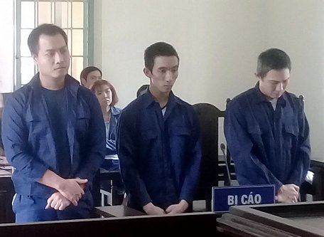Các bị cáo Bảo, Danh, Nhân (từ trái qua) tại phiên tòa sơ thẩm.