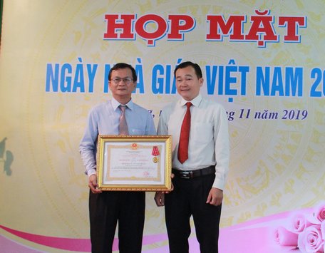 Ông Nguyễn Minh Dũng- Phó Chủ tịch Thường trực HĐND tỉnh trao Huân chương Lao động hạng ba cho Trường THPT Vĩnh Long.