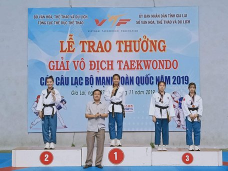 VĐV Nguyễn Phan Khánh Hân (Vĩnh Long giành HCV quyền sáng tạo, HCB quyền tiêu chuẩn- trên 17 tuổi).