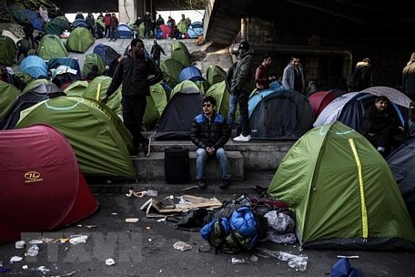 Người di cư chuẩn bị được sơ tán khỏi trại tị nạn ở khu vực Porte de la Chapelle, phía Bắc thủ đô Paris, Pháp. (Ảnh: AFP/TTXVN)
