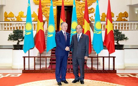 Thủ tướng Nguyễn Xuân Phúc tiếp Chủ tịch Hạ viện Kazakhstan