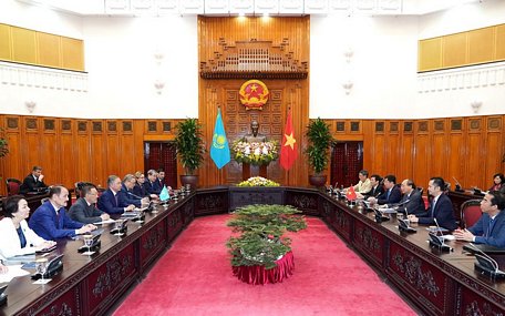 Thủ tướng Nguyễn Xuân Phúc đề nghị, hai bên đánh giá thực chất kết quả triển khai FTA Việt Nam - Liên minh Kinh tế Á - Âu, rút kinh nghiệm và đề ra những biện pháp hữu hiệu nhằm tiếp tục triển khai hiệu quả Hiệp định.