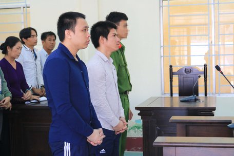 Bị cáo Trần Văn Sang và Lê Minh Nam tại phiên tòa. 