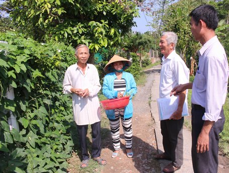 Vợ chồng chú Trần Việt Hùng (bên trái) ở ấp Bình Tịnh A thoát nghèo vì được địa phương quan tâm, hỗ trợ xây nhà.