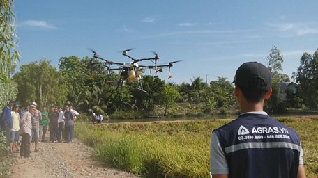 Tham quan thực tế ứng dụng thiết bị bay không người lái phun thuốc BVTV trên lúa tại huyện Tam Nông.