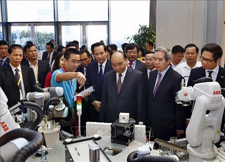 Thủ tướng Nguyễn Xuân Phúc tham quan các gian hàng triển lãm tại Diễn đàn Quốc gia nâng tầm kỹ năng lao động Việt Nam. Ảnh: Thống Nhất/TTXVN