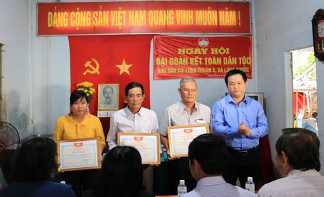 Ông Phạm Nhật Tiến- Ủy viên Thường trực UBMTTQ Việt Nam tỉnh (bìa phải) trao bằng khen cho các tập thể, cá nhân tiêu biểu.