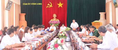 Đồng chí Trần Văn Rón- Ủy viên BCH Trung ương Đảng, Bí thư Tỉnh ủy Vĩnh Long tiếp và làm việc với đoàn