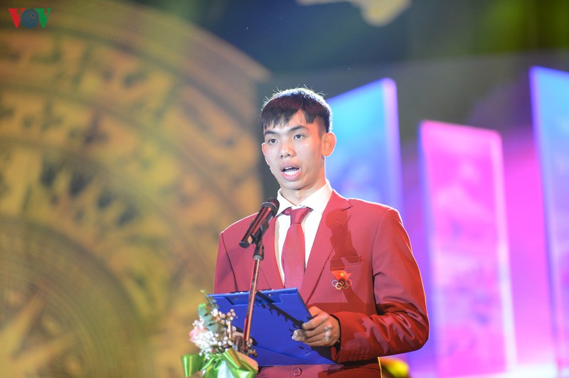  Kình ngư Nguyễn Huy Hoàng đại diện các VĐV đọc lời hứa.