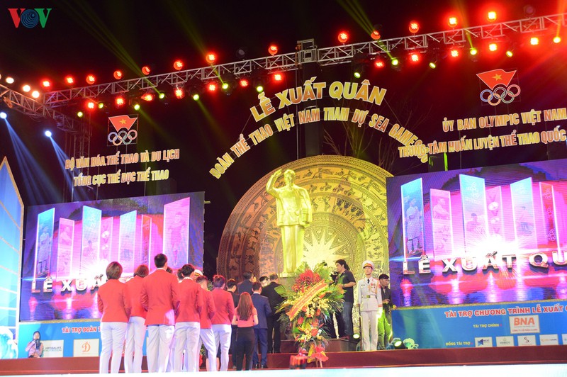 Đại diện Đoàn Thể thao Việt Nam dâng hương Chủ tịch Hồ Chí Minh.