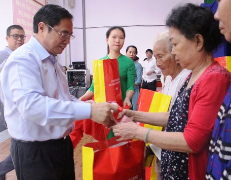 Dịp này, Trưởng Ban Tổ chức Trung ương Phạm Minh Chính trao 10 phần quà cho hộ nghèo, hoàn cảnh khó khăn.