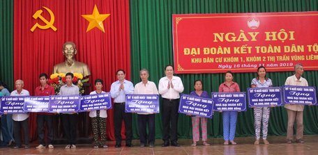 Trưởng Ban Tổ chức Trung ương Phạm Minh Chính và Chủ tịch Ủy ban Trung ương MTTQ Việt Nam Trần Thanh Mẫn trao bảng tượng trưng 10 căn nhà đại đoàn kết cho hộ khó khăn về nhà ở.