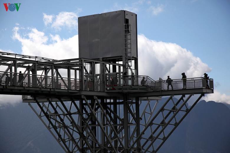 Công trình đặc sắc bởi có hệ thống thang máy cao 300m ăn sâu vào lòng núi, nối với cầu kính dài 60m dẫn đến khu nghỉ dưỡng mạo hiểm trên đỉnh núi cao khoảng 600m so với quốc lộ 4D.