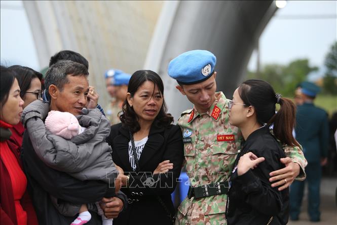 Đại uý Nguyễn Văn Quỳnh chia tay người thân tại sân bay quốc tế Nội Bài (Hà Nội), lên đường thực hiện nhiệm vụ gìn giữ hòa bình tại Nam Sudan.