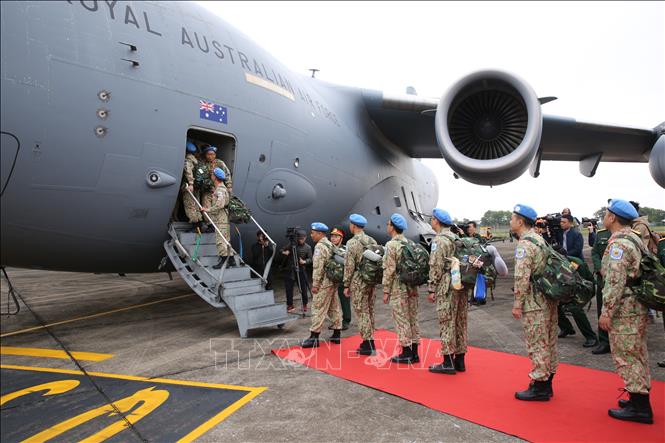 Cán bộ, chiến sĩ Bệnh viện dã chiến cấp 2 số 2 lên máy bay sang Phái bộ Liên hợp quốc tại Nam Sudan thực hiện nhiệm vụ.