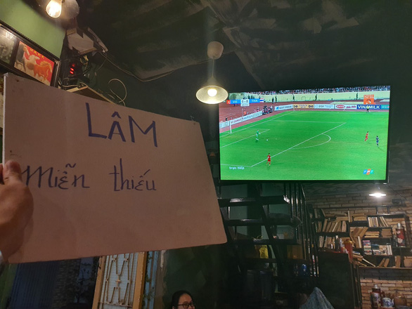 Trong hiệp 1, Văn Lâm đã xuất sắc phá bóng bằng chân cứu thua tuyệt đẹp cho Việt Nam từ một trái penalty. Mạng xã hội như bùng nổ. Màn cứu thua này được ví đáng giá ngang một bàn thắng
