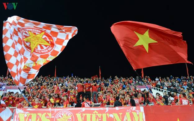 Tối 19/11, ĐT Việt Nam có trận đấu quan trọng với ĐT Thái Lan tại vòng loại thứ 2 World Cup 2022 khu vực châu Á. Sận vận động Mỹ Đình được các cổ động viên Việt Nam nhuộm đỏ và không còn một chỗ trống.