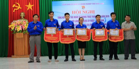 Phó Bí thư Thường trực Đảng ủy Khối Cơ quan và doanh nghiệp- Cao Văn Bé Tư (bìa phải) trao cờ và giấy khen cho các đơn vị dẫn đầu khối. 