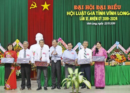 Luật gia Nguyễn  Hùng Dũng- Chủ tịch Hội Luật gia tỉnh tặng quà cho các đồng chí không tham gia BCH nhiệm kỳ mới.