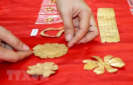 Bộ sưu tập hiện vật vàng thuộc nền văn hóa Óc Eo được lưu giữ tại Bảo tàng tỉnh Long An. (Ảnh: Bùi Giang/TTXVN)