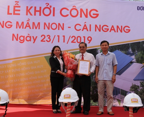 Ông Lê Tiến Dũng- Bí thư Huyện ủy Tam Bình (bìa phải) trao giấy chứng nhận “Tấm lòng vàng” cho Công ty CP Sản xuất kinh doanh xuất nhập khẩu Vĩnh Long.