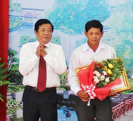 Dịp này, Phó Bí thư Tỉnh ủy, Chủ tịch HĐND tỉnh- Bùi Văn Nghiêm trao hoa và Huân chương Độc lập hạng Nhì của Chủ tịch nước cho gia đình liệt sĩ.