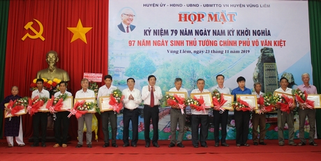Phó Bí thư Tỉnh ủy, Chủ tịch HĐND tỉnh- Bùi Văn Nghiêm và Phó Chủ tịch UBND tỉnh- Trần Hoàng Tựu trao Huân chương Độc lập hạng Nhì và hạng Ba cho gia đình liệt sĩ.