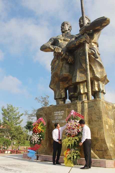 Đoàn đến dâng hoa và thắp hương tại Tượng đài Đốc binh Lê Cẩn- Nguyễn Giao.
