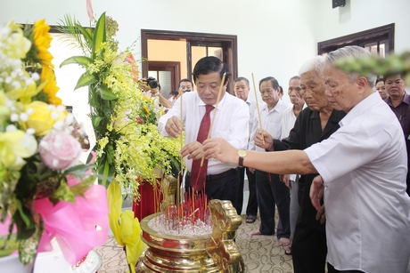 Phó Bí thư thường trực Tỉnh ủy, Chủ tịch HĐND tỉnh- Bùi Văn Nghiêm cùng đoàn thắp hương tưởng niệm Thủ tướng Chính phủ Võ Văn Kiệt.