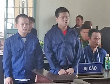 Các bị cáo Tài, Nam và Giang (từ trái sang) tại phiên tòa sơ thẩm.