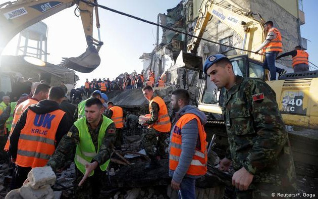 Nhân viên cứu hộ tiếp tục tìm kiếm các nạn nhân còn bị vùi lấp trong đống đổ nát. (Ảnh:Reuters)