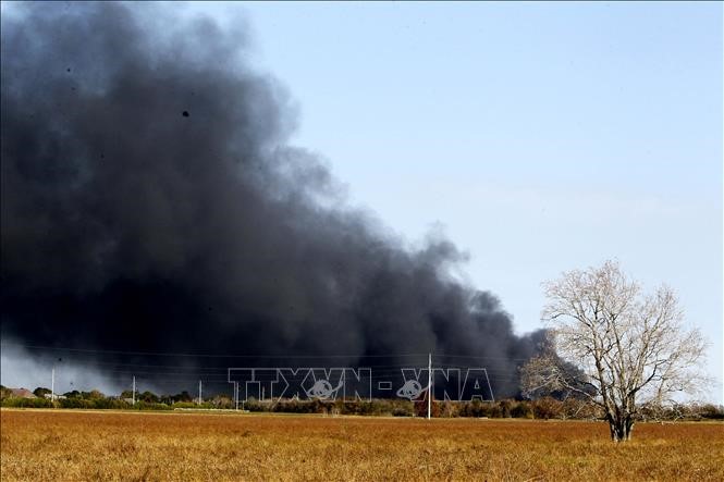 Khói lửa bốc cao trong vụ nổ nhà máy hóa chất TPC ở thành phố Port Neches, bang Texas (Mỹ) ngày 27/11/2019. Ảnh: THX/TTXVN