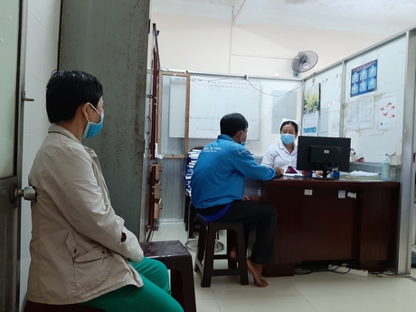Bệnh nhân nhiễm HIV đến khám định kỳ tại Bệnh viện Đa khoa tỉnh Vĩnh Long.
