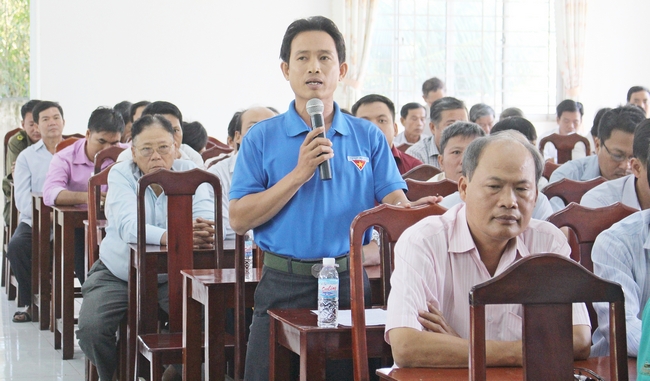 Cử tri Phan Duy Khánh (xã Tân An Thạnh) kiến nghị đến vấn đề cải cách giáo dục, thay đổi sách giáo khoa.