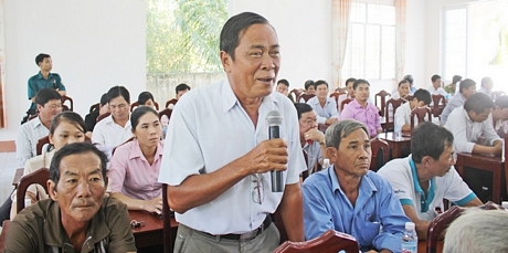 Cử tri Lê Thanh Phong (xã Tân Hưng) gửi gắm kiến nghị đến đoàn đại biểu Quốc hội.
