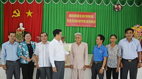 Đại biểu Lưu Thành Công (thứ 4, bên trái) và đại biểu Nguyễn Thị Minh Trang (thứ 2, bên trái) trao đổi với cử tri bên lề buổi tiếp xúc.