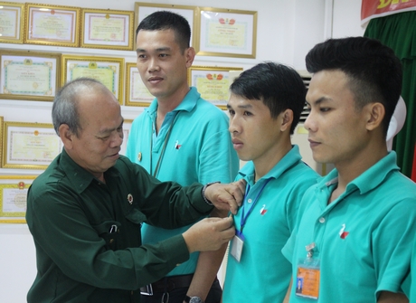 Đại tá Nguyễn Thanh Bình trao huy hiệu Cựu chiến binh cho các đồng chí trong BCH lâm thời.