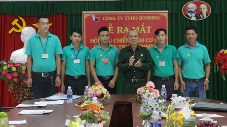 Đại tá Nguyễn Thanh Bình chụp ảnh lưu niệm cùng BCH lâm thời Hội CCB cơ sở Công ty TNHH Bohsing.