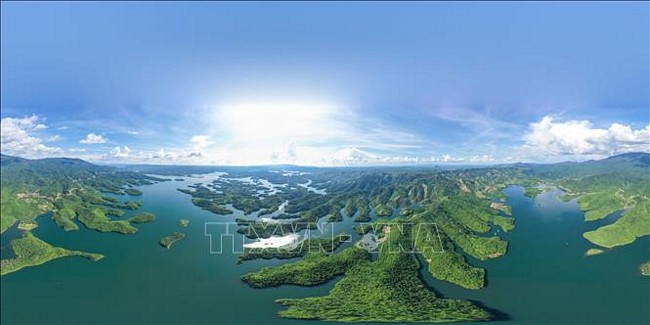 Hồ Tà Đùng, xã Đắk Som, huyện Đắk G’Long, tỉnh Đắk Nông, thắng cảnh được ví là “Vịnh Hạ Long trên Cao nguyên”. Ảnh: TTXVN phát