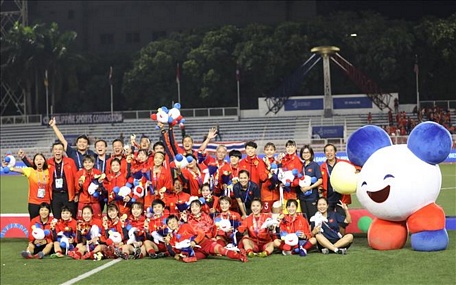 Những phần thưởng là sự ghi nhận xứng đáng nỗ lực và quyết tâm của cả thầy và trò đội tuyển bóng đá nữ Việt Nam. Ảnh: TTXVN