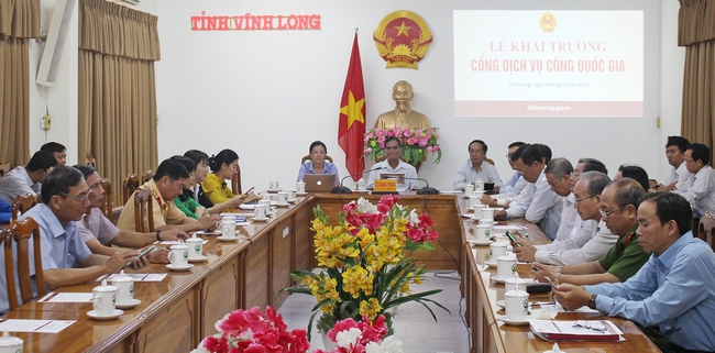 Ông Lê Quang Trung- Ủy viên Thường vụ Tỉnh ủy, Phó Chủ tịch Thường trực UBND tỉnh- chủ trì tại điểm cầu Vĩnh Long