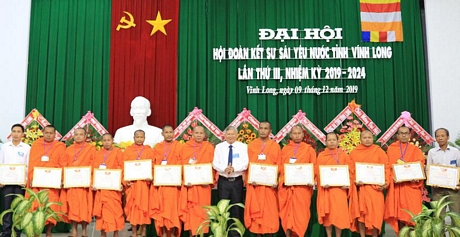 Ông Lê Quang Đạo- Ủy viên Thường vụ Tỉnh ủy, Chủ tịch UBMTTQ Việt Nam tỉnh- trao bằng khen của UBND tỉnh và giấy khen cho các tập thể, cá nhân có thành tích xuất sắc.