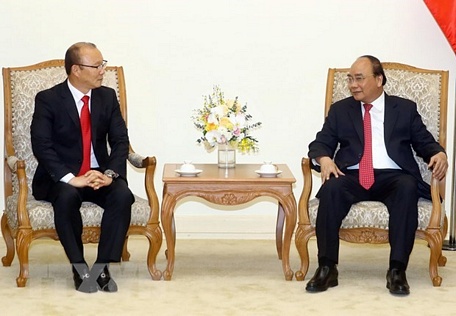 Thủ tướng Nguyễn Xuân Phúc trong một buổi tiếp ông Park Hang Seo, Huấn luyện viên trưởng Đội tuyển bóng đá nam Việt Nam. (Ảnh: Thống Nhất/TTXVN)